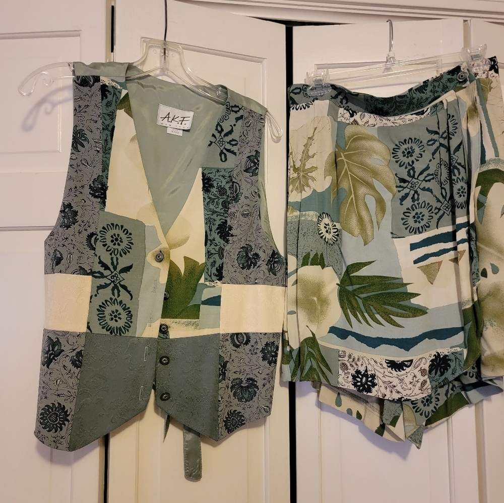 A.K.F. New York Women’s 2pc Vest And Tropical Print Wrap Skorts Size medium EUC